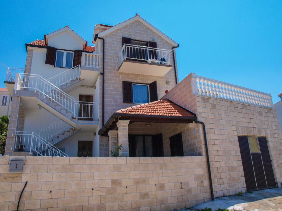 Apartments Vukovic Postira Bagian luar foto